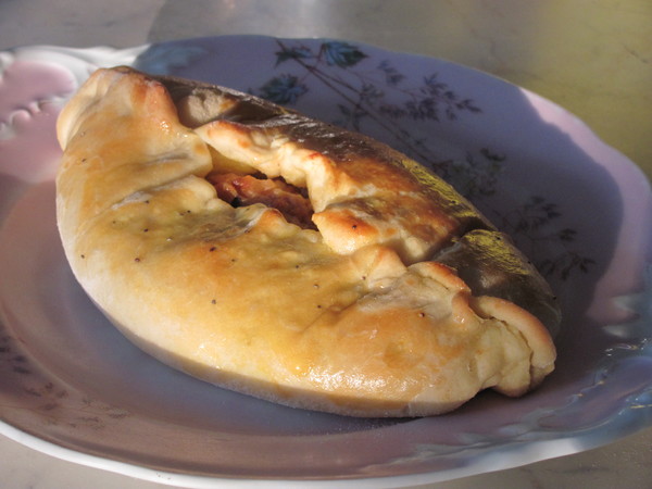 С пылу, с жару, мясной пирог.