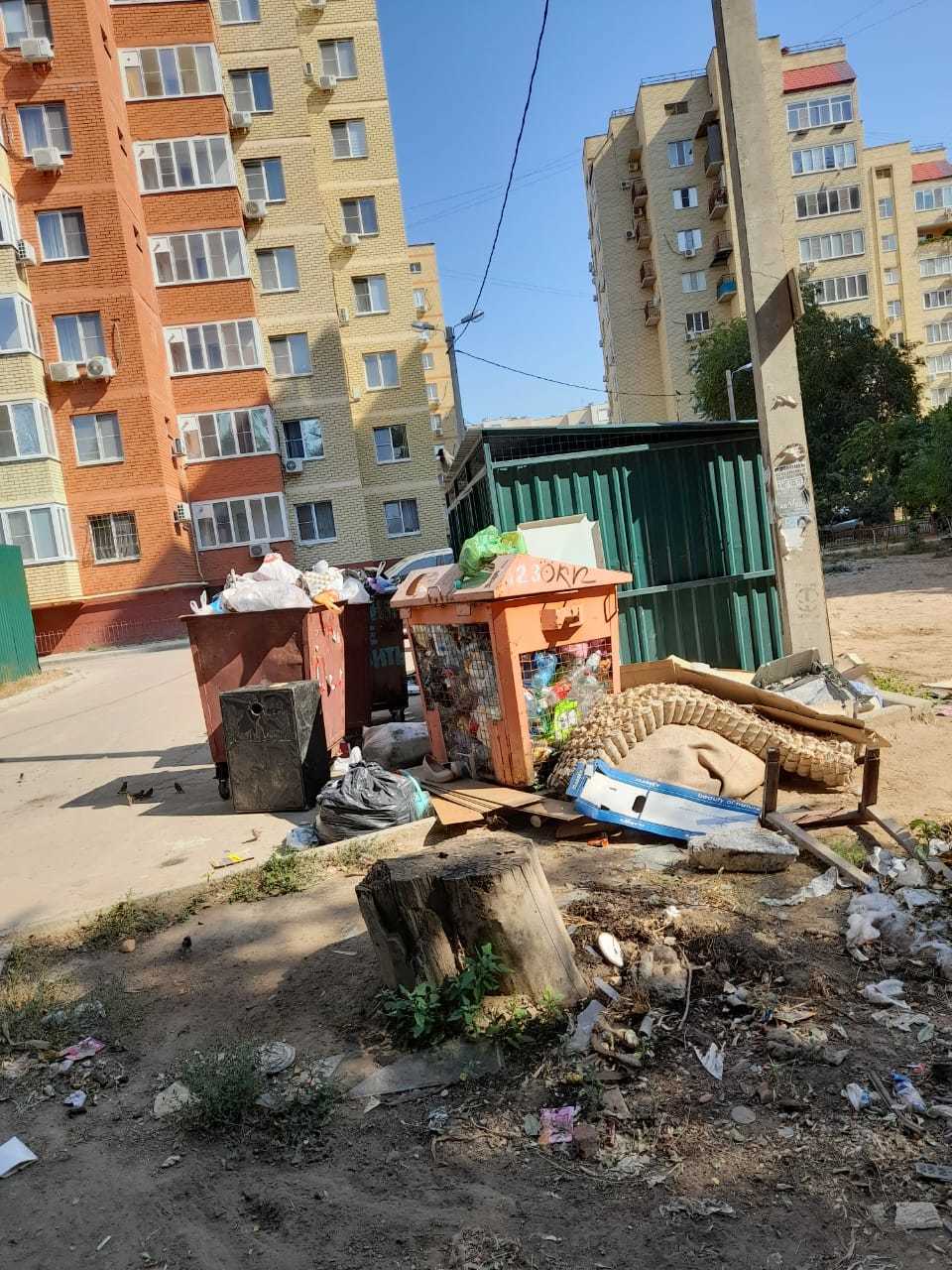 Астраханские дворы из Советского района обрастают мусорными кучами |  06.07.2023 | Астрахань - БезФормата