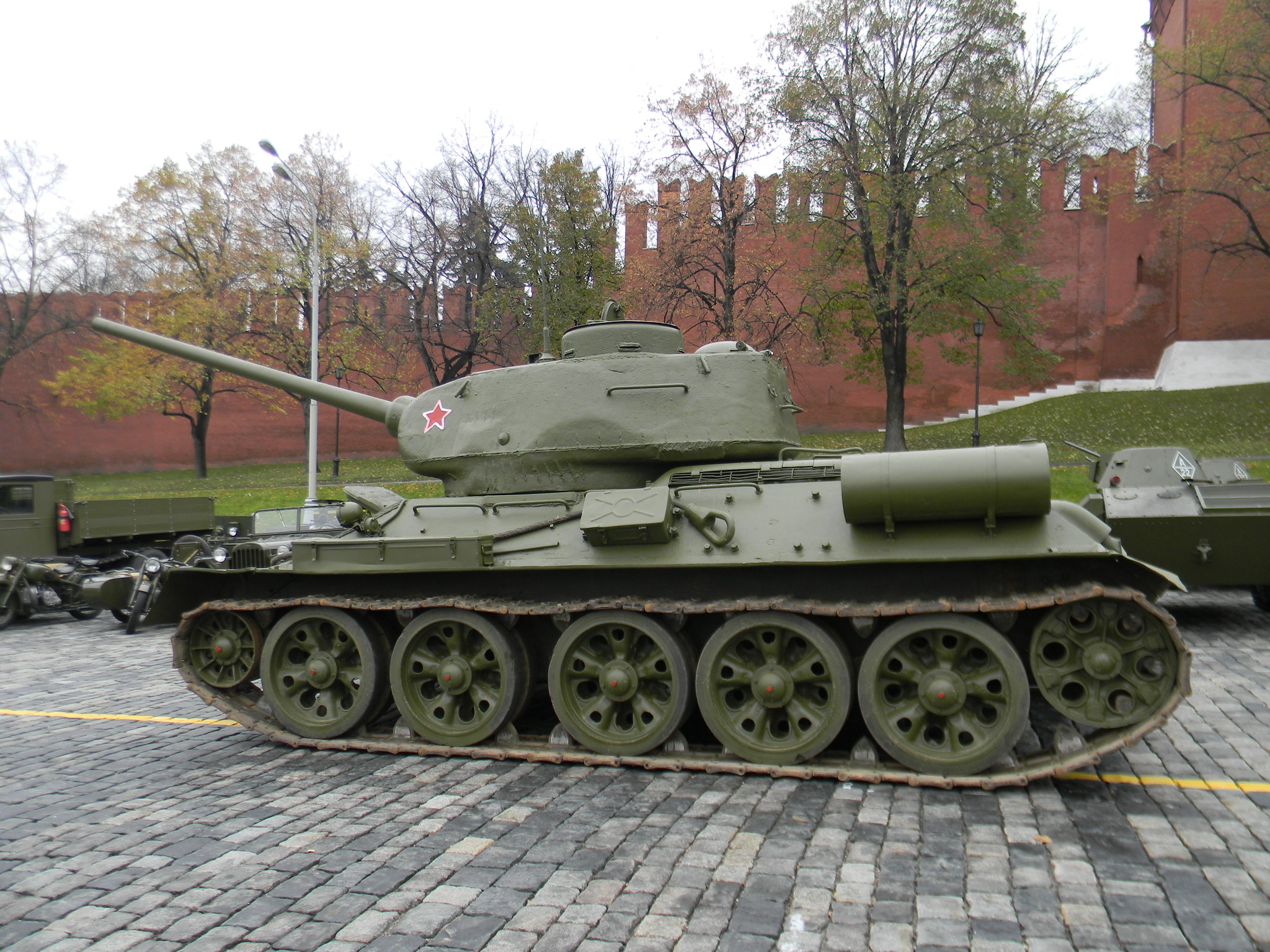 Танк Т-34-85 на площади Васильевский Спуск