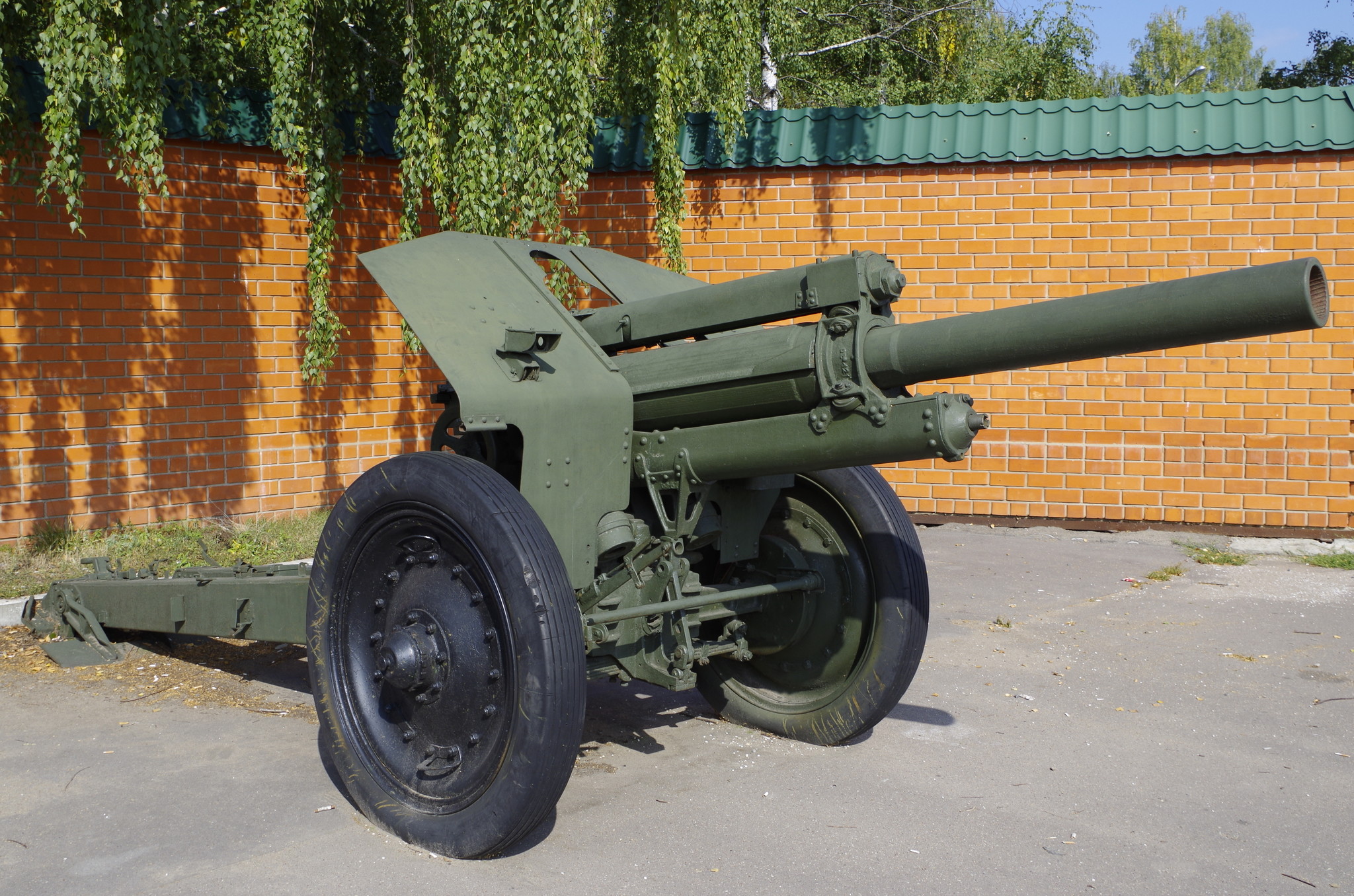 122-мм гаубица М-30 образца 1938 года в Центре военно-патриотического воспитания и физической подготовки допризывной и призывной молодежи ЮВАО (улица Заречье, владение 3)