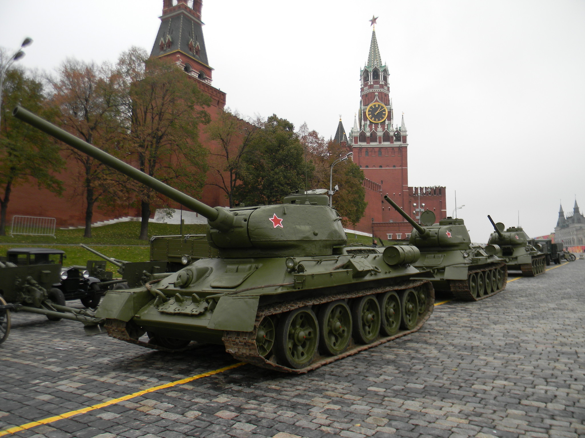 Танки Т-34-85 на Красной площади