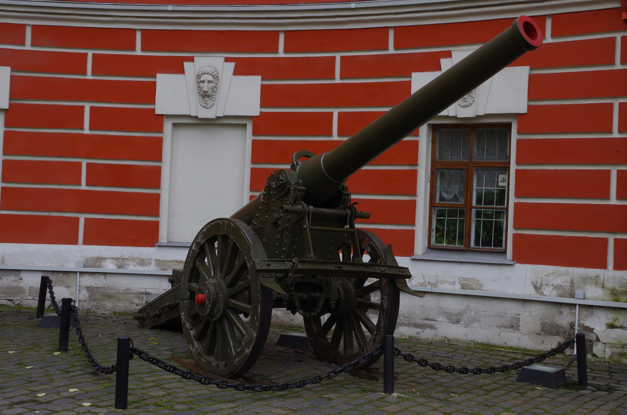 Шестидюймовое орудие 1877 года в Государственном центральном музее современной истории России ( улица Tверская, дом 21)