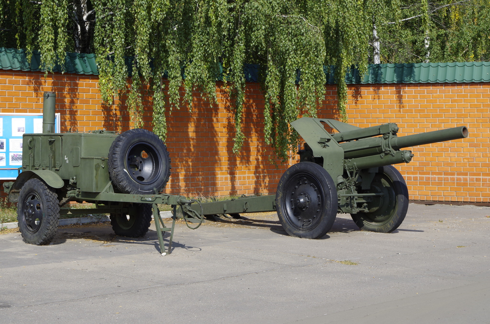 Полевая кухня КП-125 и 122-мм гаубица М-30 образца 1938 года в Центре военно-патриотического воспитания и физической подготовки молодежи ЮВАО города Москвы (улица Заречье, владение 3)