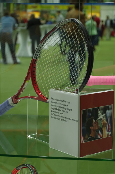 Этой ракеткой в 2000 году Марат Сафин выиграл финальный матч на Открытом чемпионате Америки по теннису (US Open)