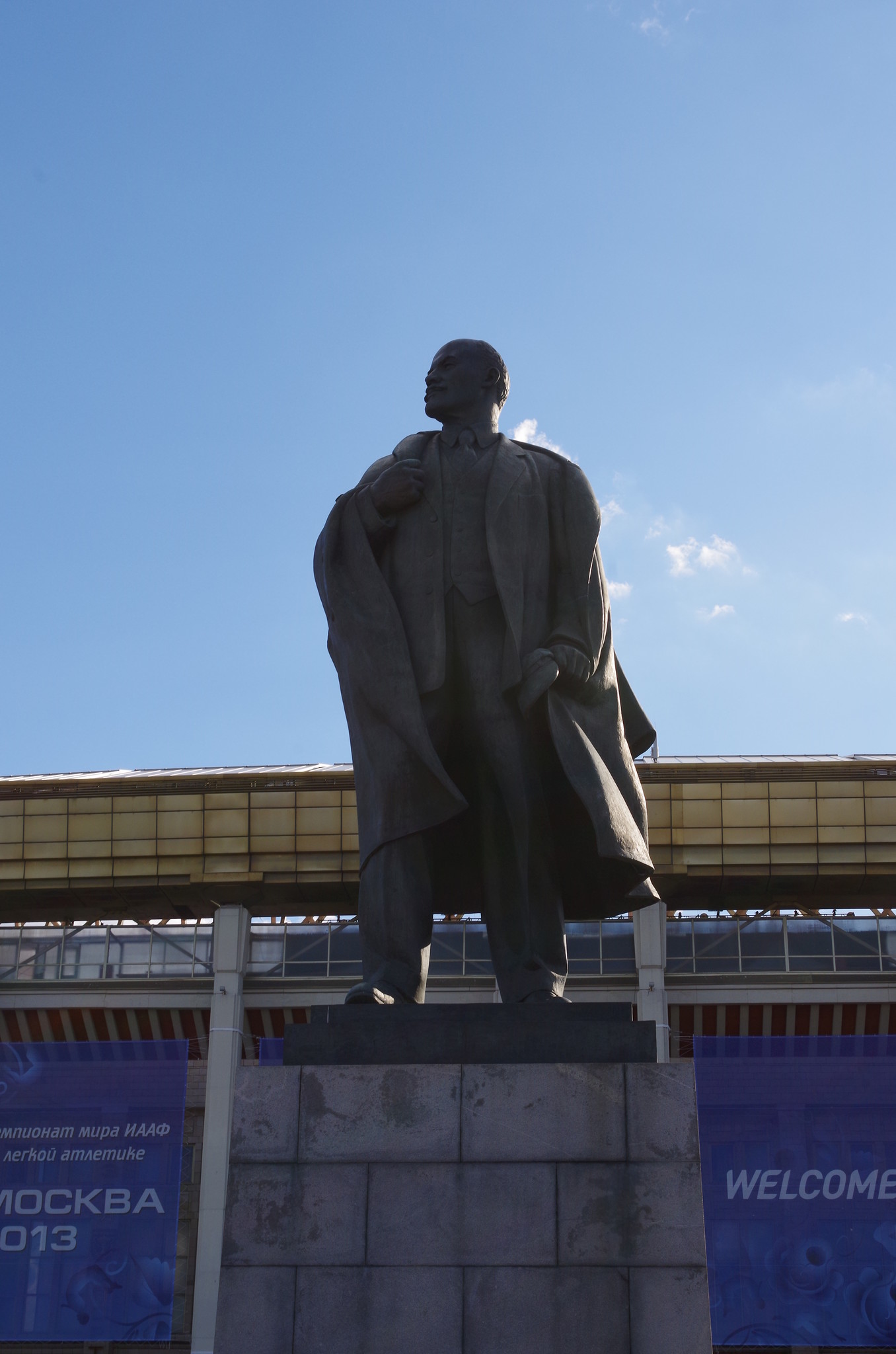 Памятник Ленину установлен в 1960 г. у главного входа на территории спорткомплекса