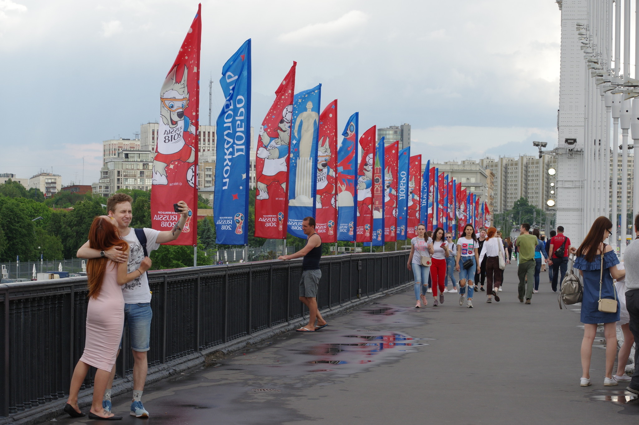 Флаги с символикой чемпионата мира по футболу разместили на Крымском мосту