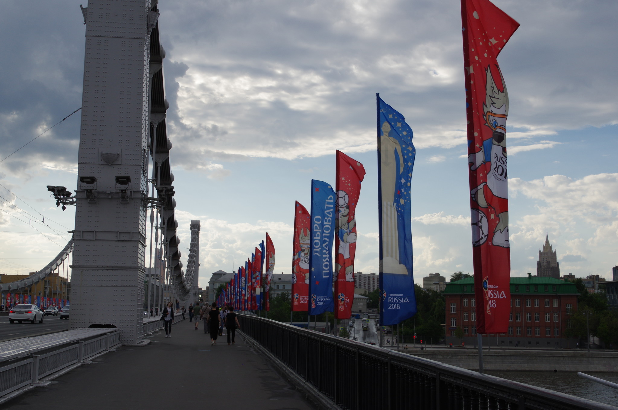 Флаги с символикой чемпионата мира по футболу на Крымском мосту