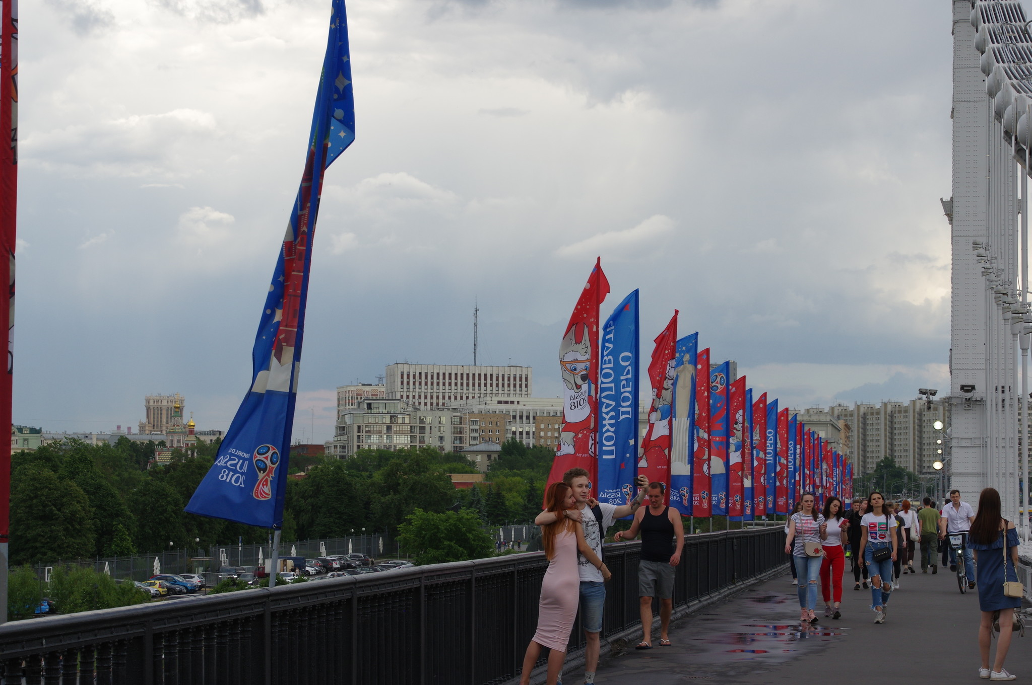 Флаги с символикой чемпионата мира по футболу на Крымском мосту