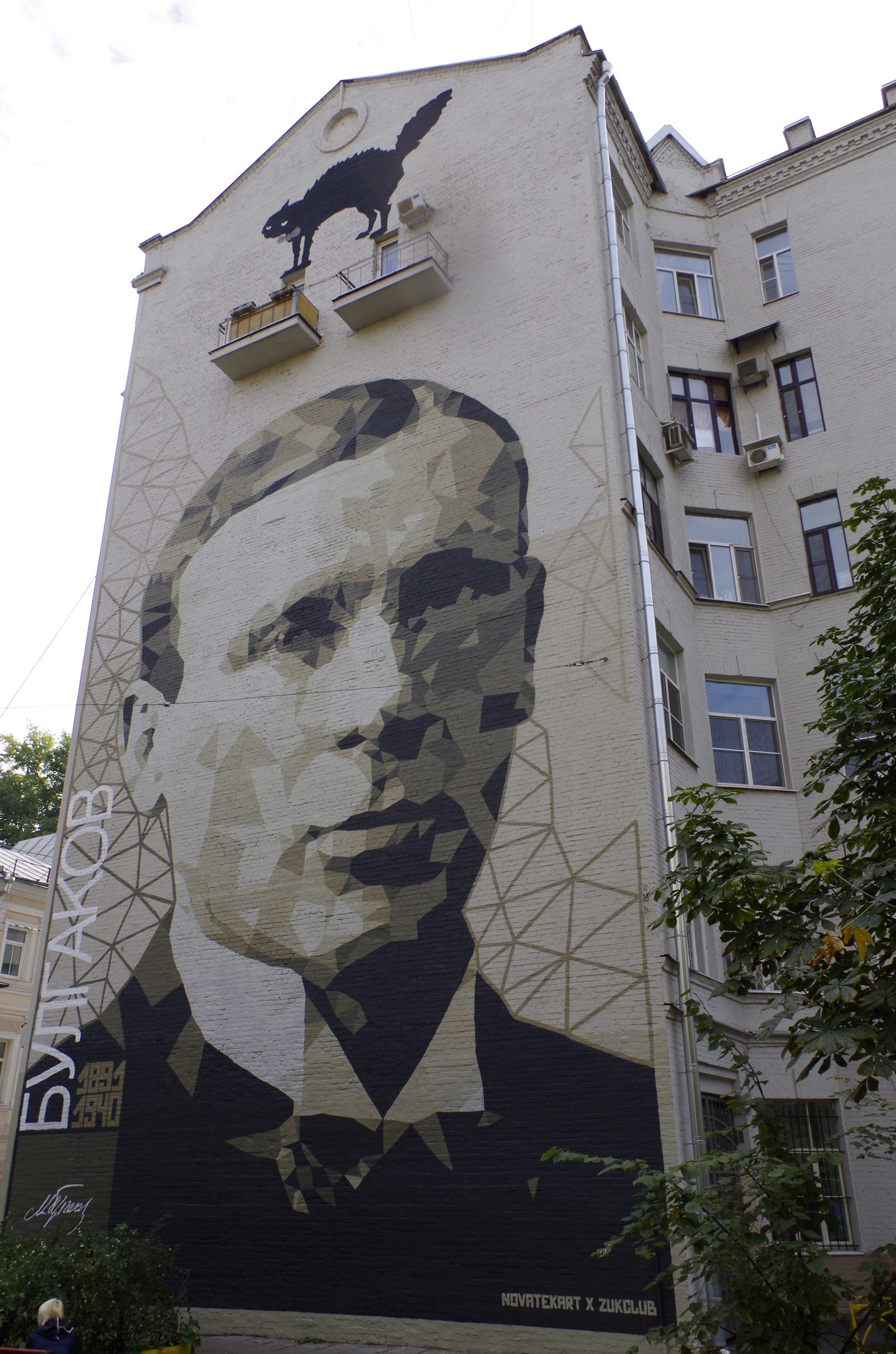 Портрет писателя Михаила Афанасьевича Булгакова на доме № 33 в Большом Афанасьевском переулке