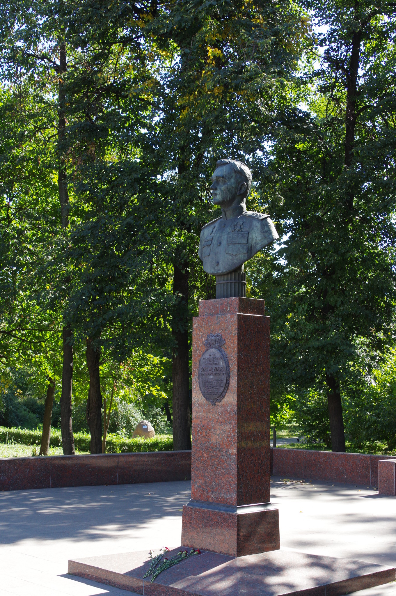 Памятник-бюст авиаконструктору А.С. Яковлеву расположен в сквере рядом с Чапаевским переулком, при входе в Парк Авиаторов
