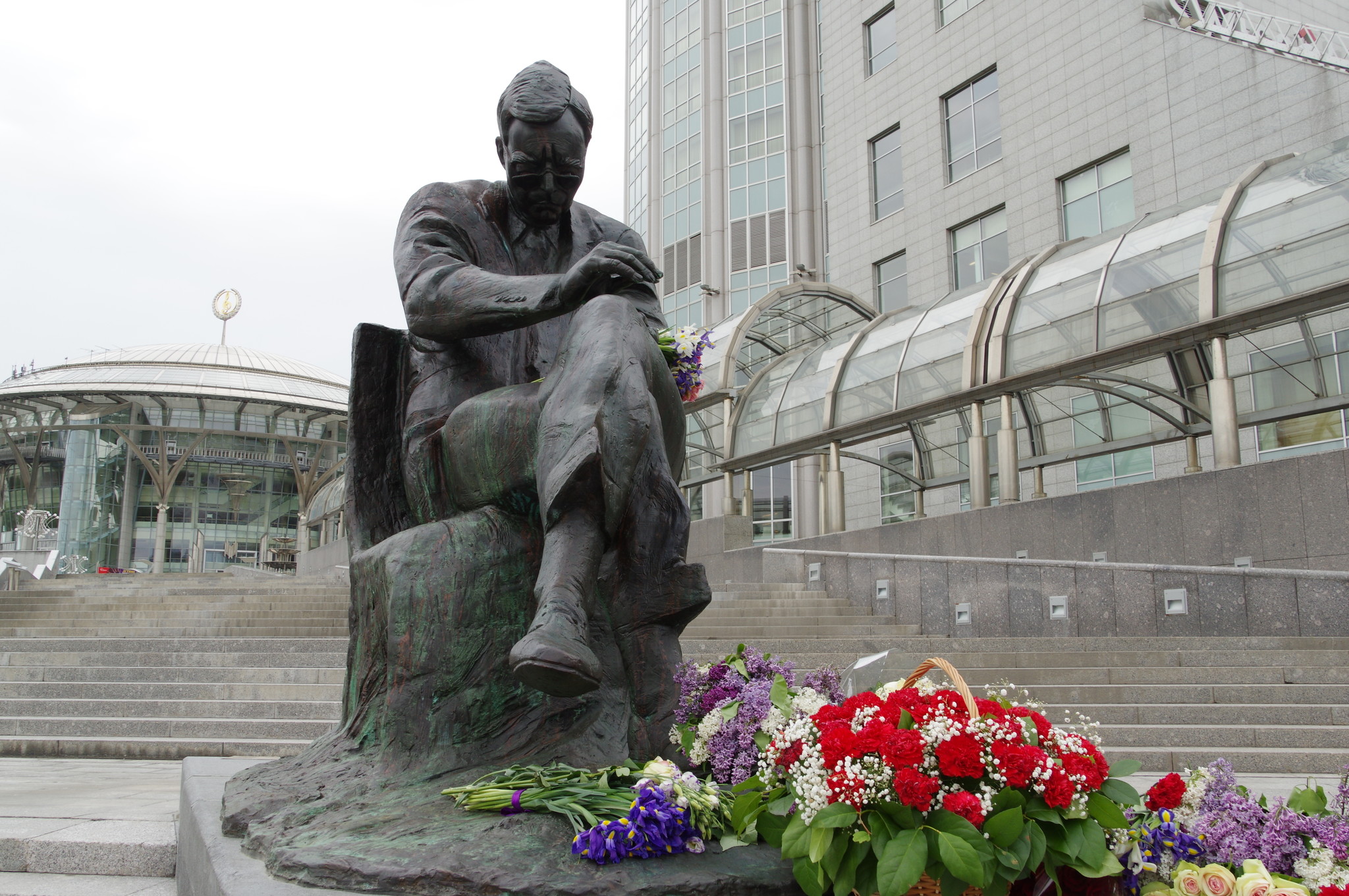 Памятник Дмитрию Шостаковичу перед зданием Московского международного Дома музыки