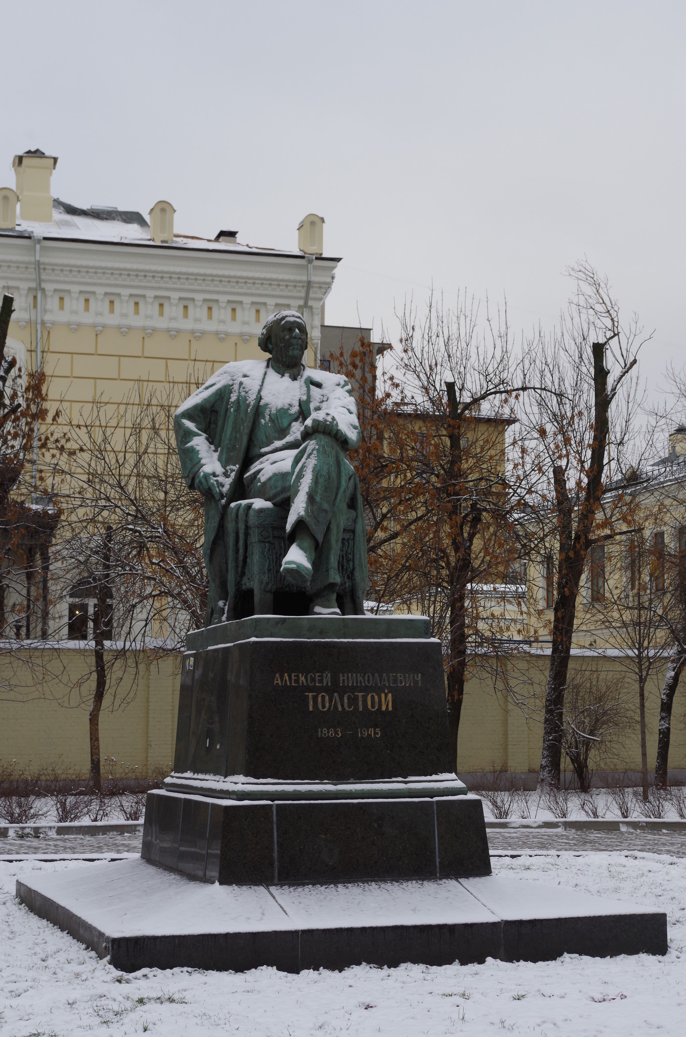 Памятник Алексею Толстому работы Георгия Ивановича Мотовилова в сквере на пересечении Большой и Малой Никитской улицы