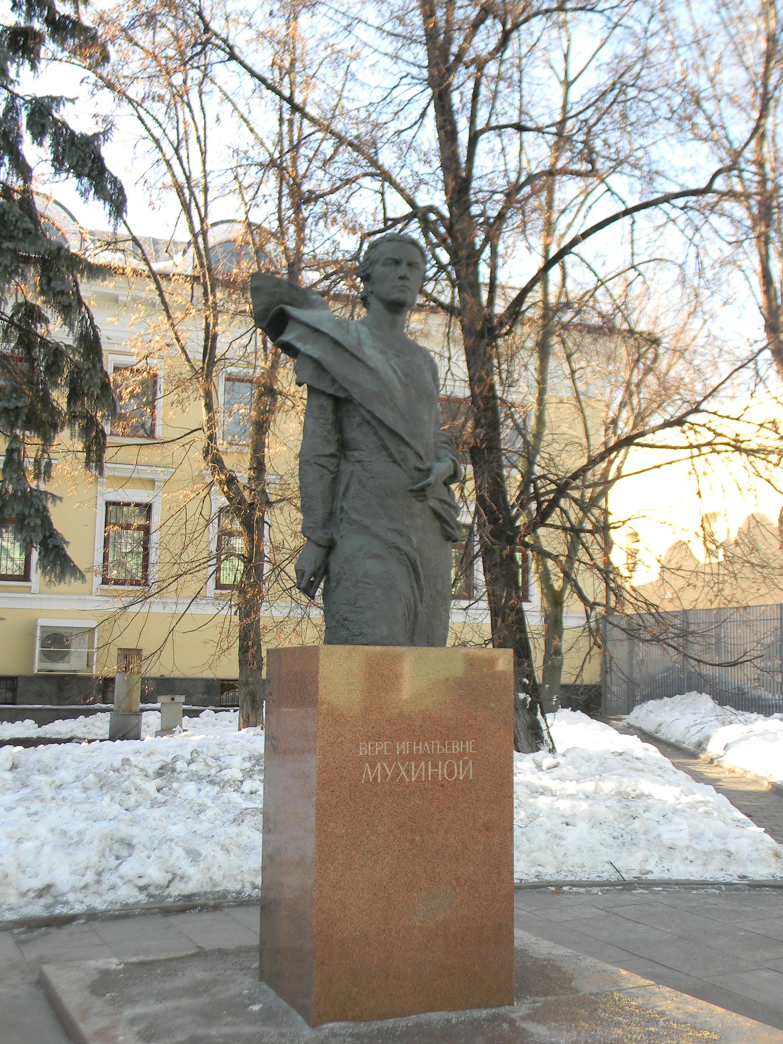 Памятник В.И. Мухиной в Пречистенском переулке