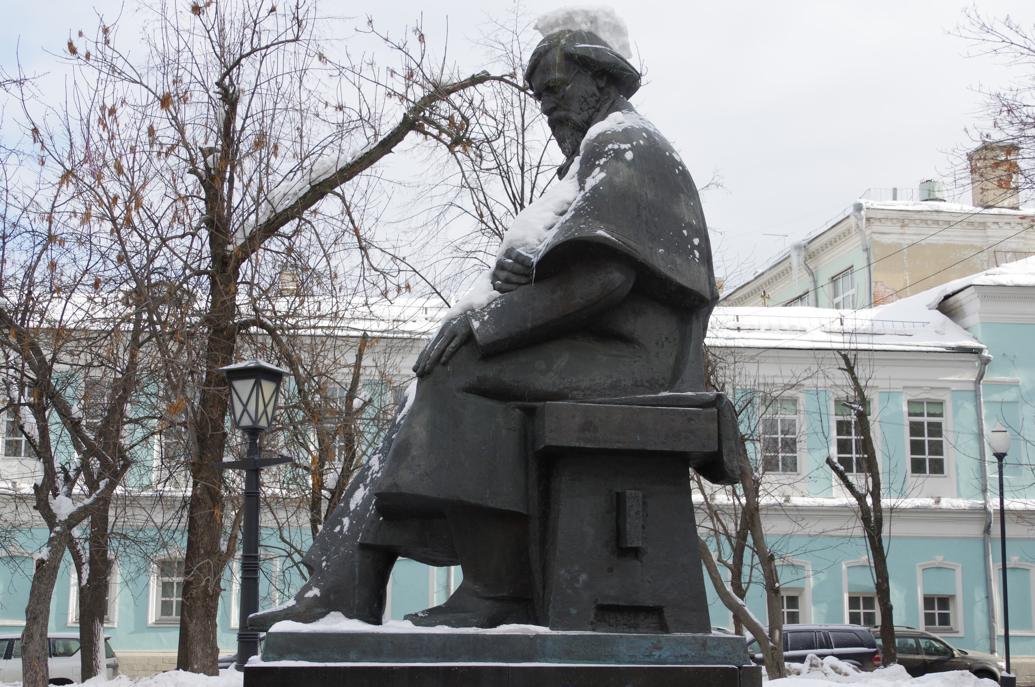 Памятник Николая Гавриловичу Чернышевскому в сквере рядом с улицей, носившей его имя (ныне - Покровка)