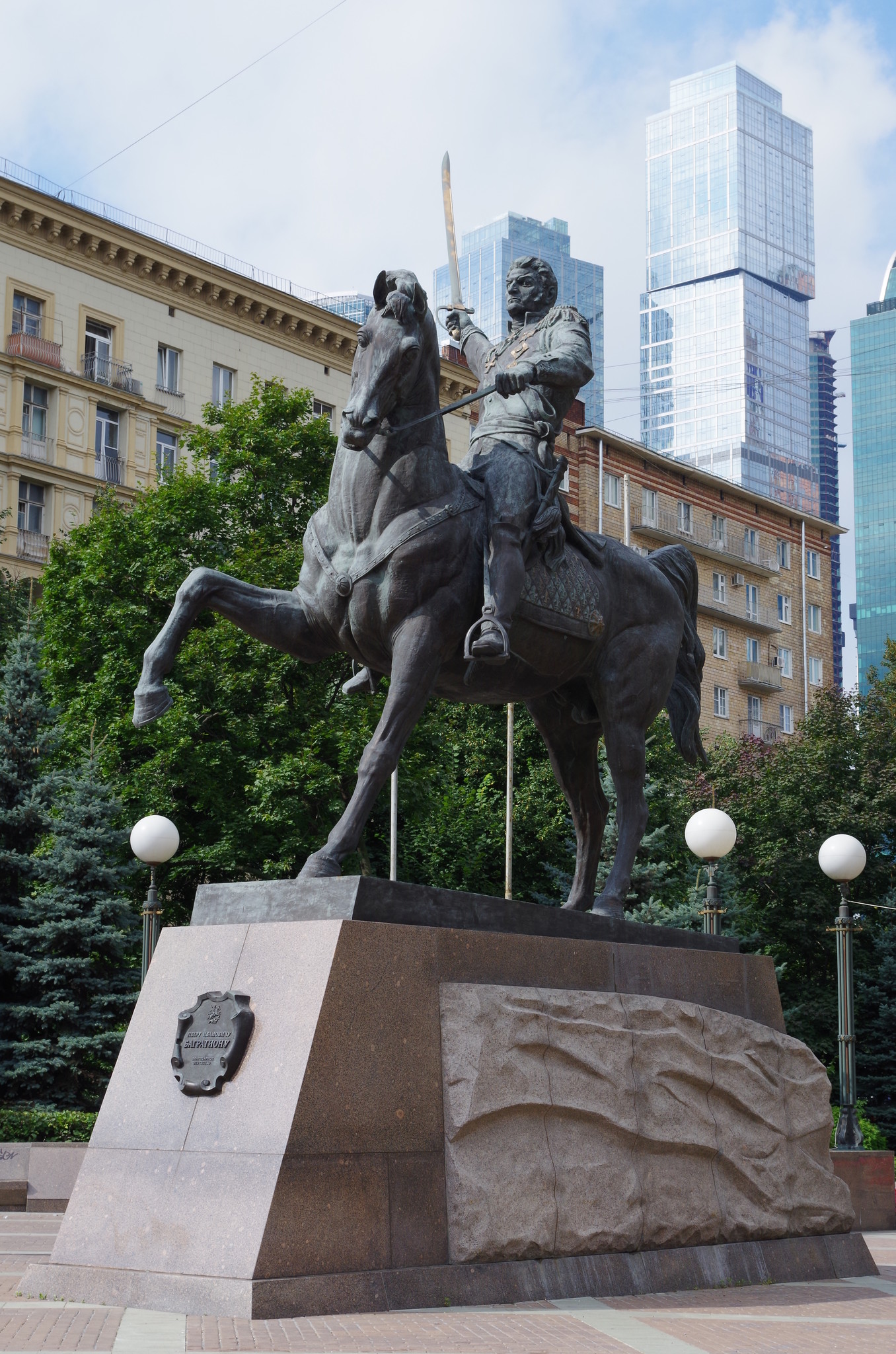 Памятник князю Петру Ивановичу Багратиону на Кутузовском проспекте