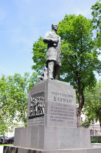 Памятник Бауману в Москве на Елоховской площади в парке перед Елоховской церковью
