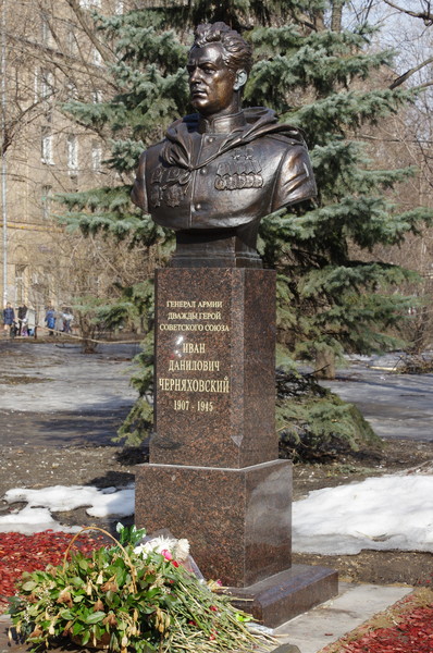 Памятник генералу армии Ивану Даниловичу Черняховскому