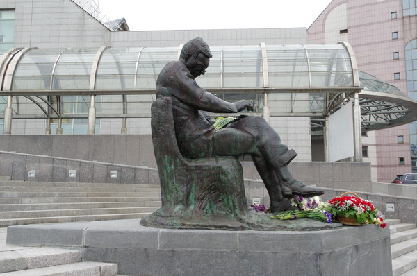 Памятник Дмитрию Шостаковичу перед зданием Московского международного Дома музыки