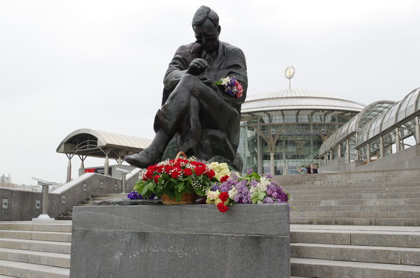 Памятник Д.Д. Шостаковичу перед зданием Московского международного Дома музыки