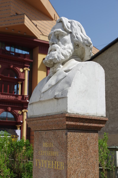 Памятник Ивану Сергеевичу Тургеневу в Москве (Бобров переулок, дом 6)