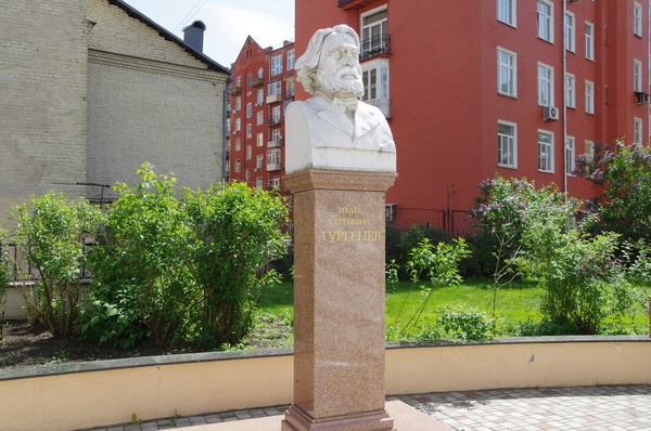 Памятник И.С. Тургеневу работы С.Т. Коненкова и Н.Ф. Косова находится во дворе библиотеки-читальни имени И.С. Тургенева