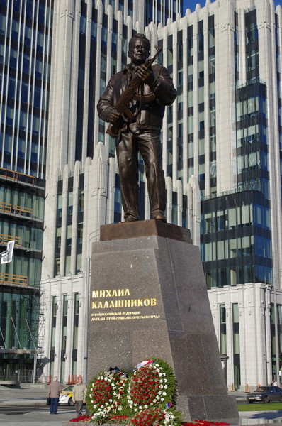 Памятник Михаилу Тимофеевичу Калашникову в Москве