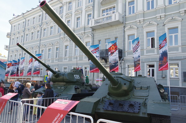Самоходная артиллерийская установка СУ-100 и средний танк Т-34-85