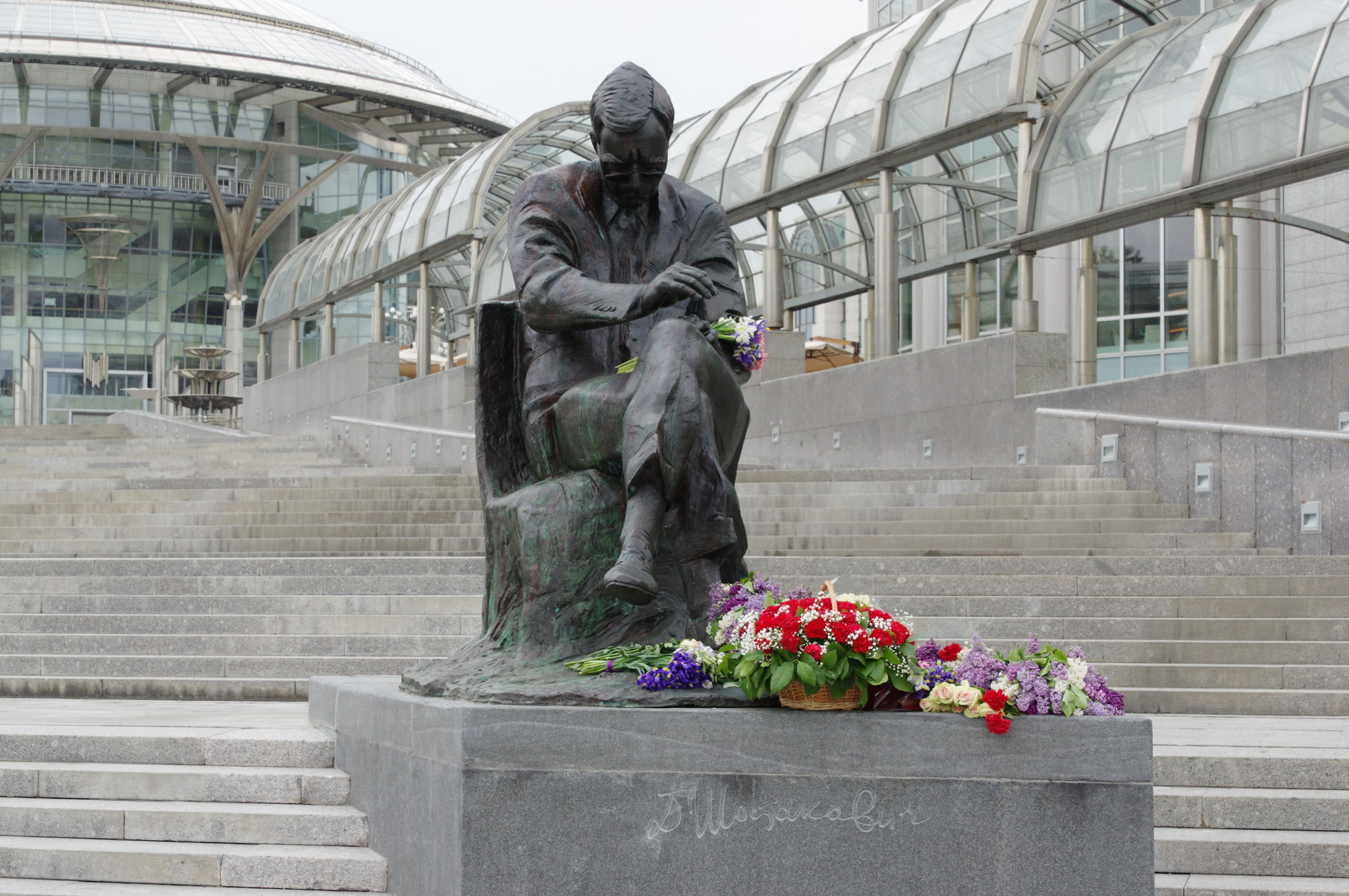 Памятник Дмитрию Шостаковичу перед зданием Московского международного Дома музыки