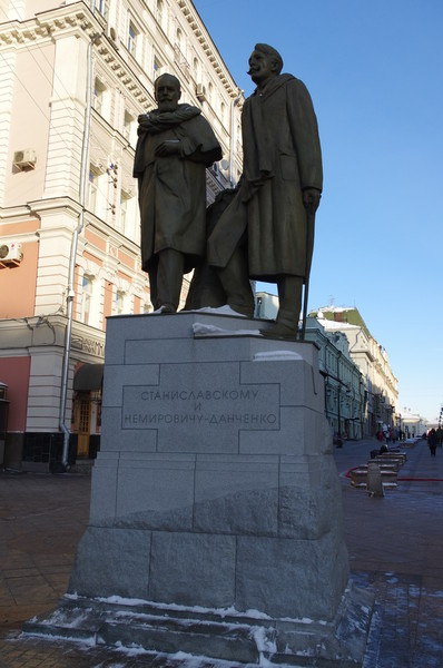 Памятник Константину Станиславскому и Владимиру Немировичу-Данченко в Камергерском переулке