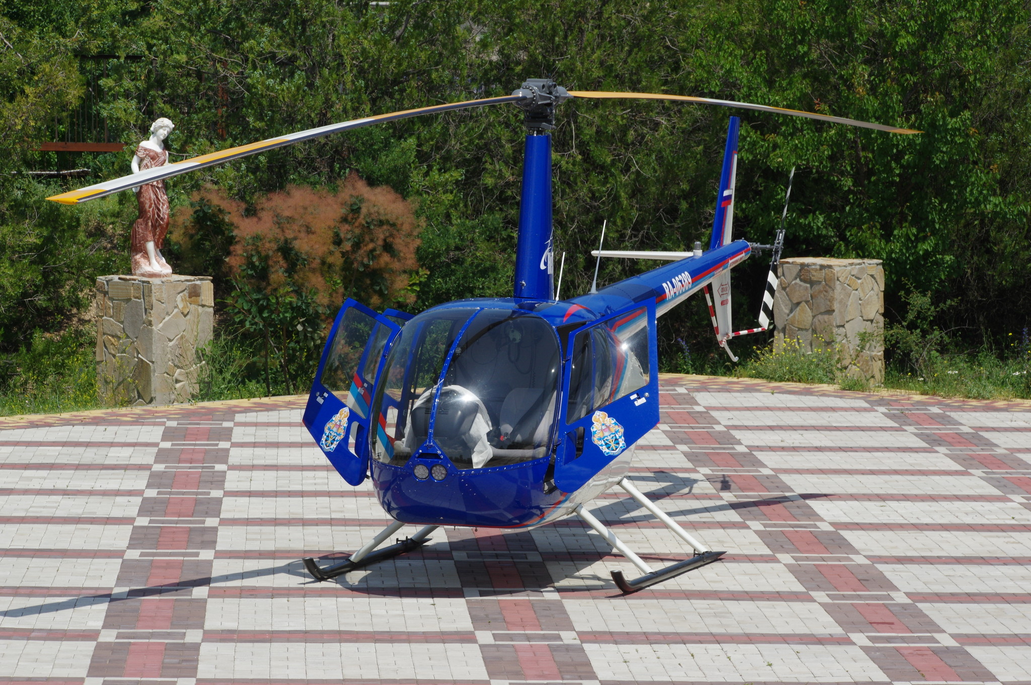 Лёгкий вертолёт Robinson R44 (RA-06389)