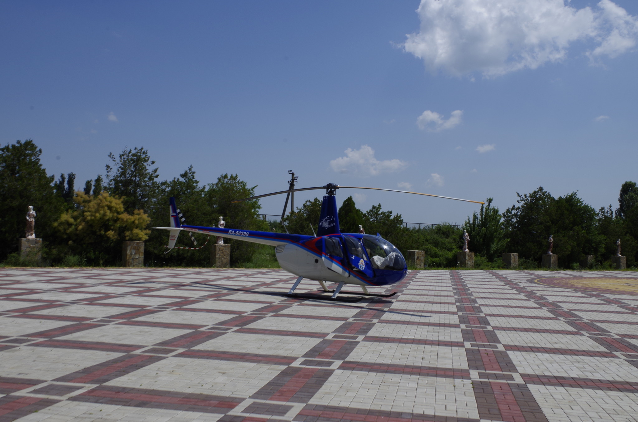 Лёгкий вертолёт Robinson R44 (RA-06389)