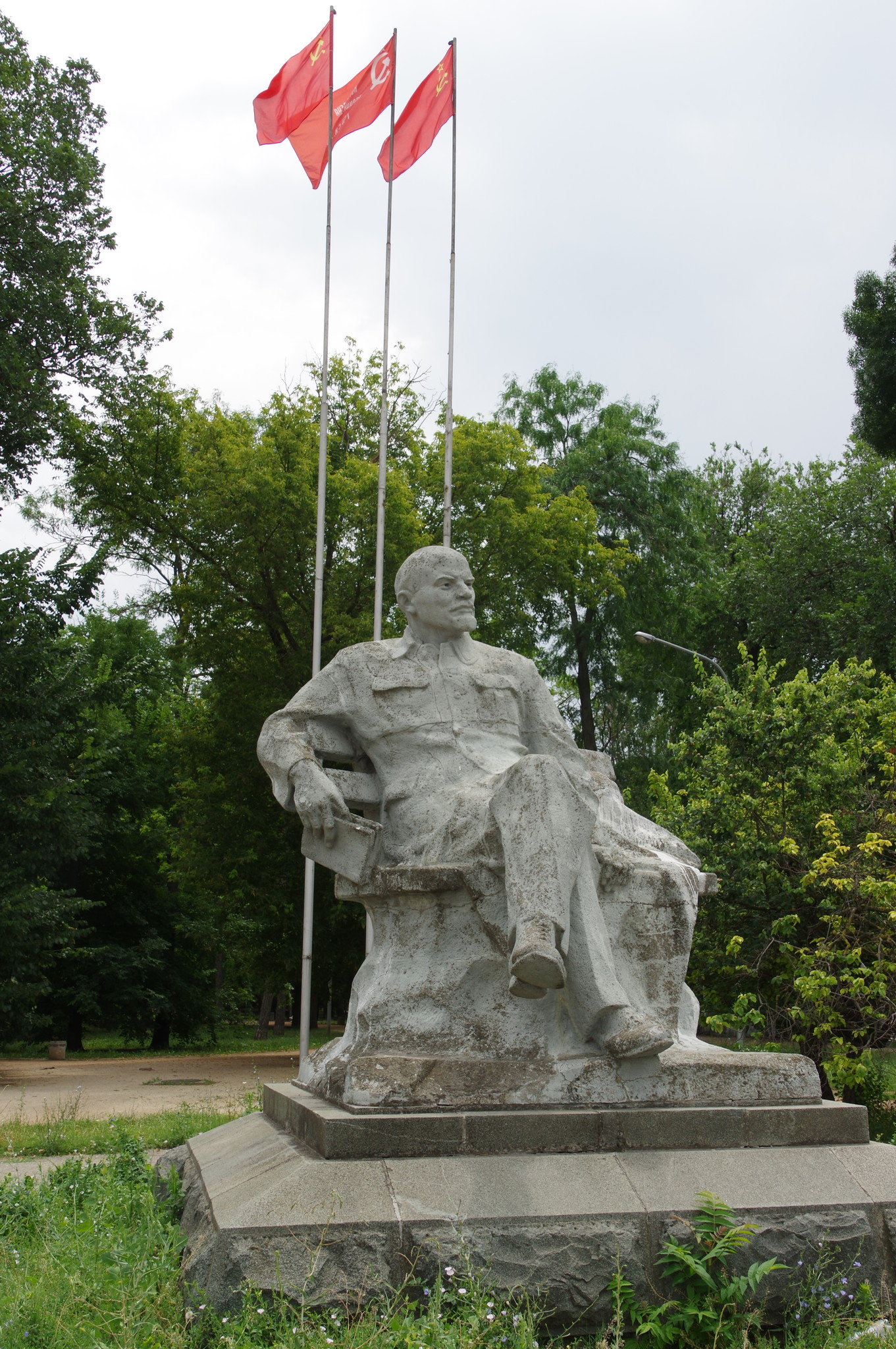 Памятник В.И. Ленину на привокзальной площади Симферополя