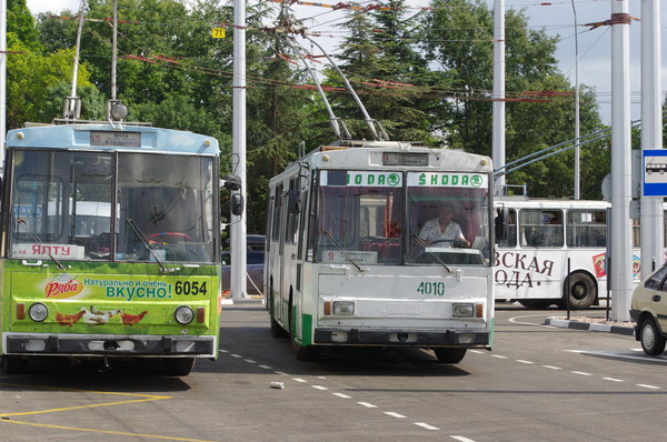 Троллейбусы Škoda 14Tr в Симферополе: № 6054 на маршруте № 55 «Аэропорт Центральный — Ялта» и № 4010 на маршруте № 9 «Аэропорт Центральный — 7-я горбольница» в Симферополе