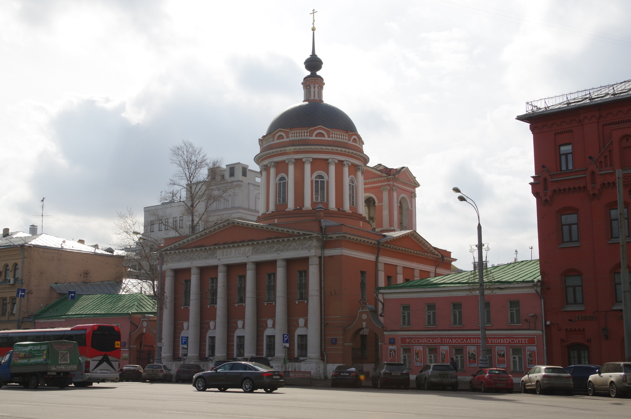 Церковь Святого Апостола Иоанна Богослова под Вязом (Новая площадь, дом 12, строение 2)