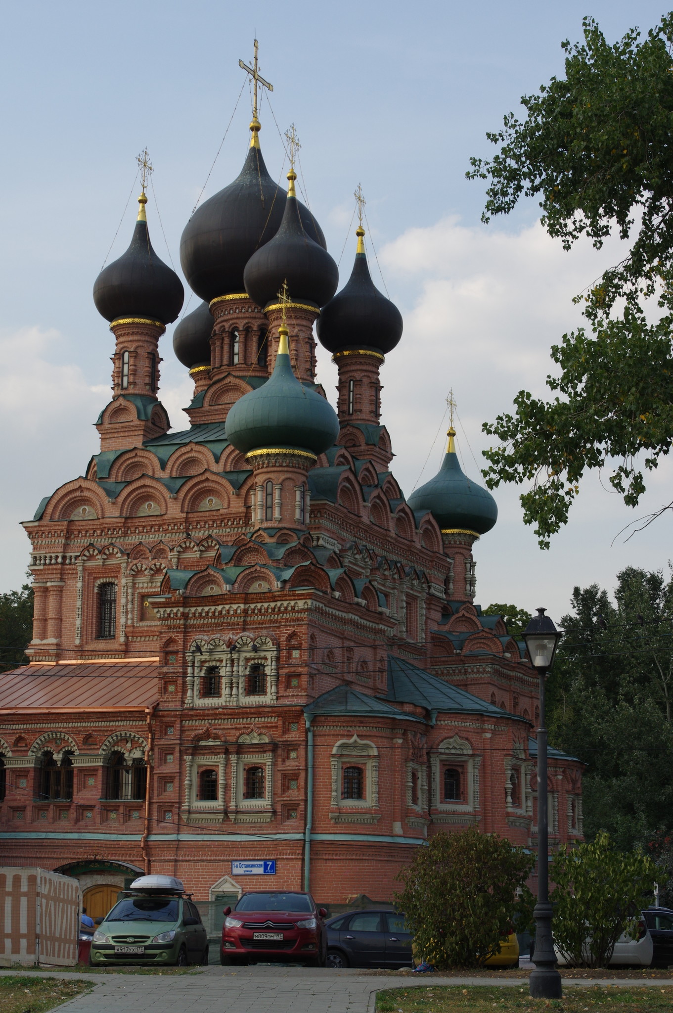 Храм Живоначальной Троицы в Останкине (1-я Останкинская улица, дом 7, строение 2)