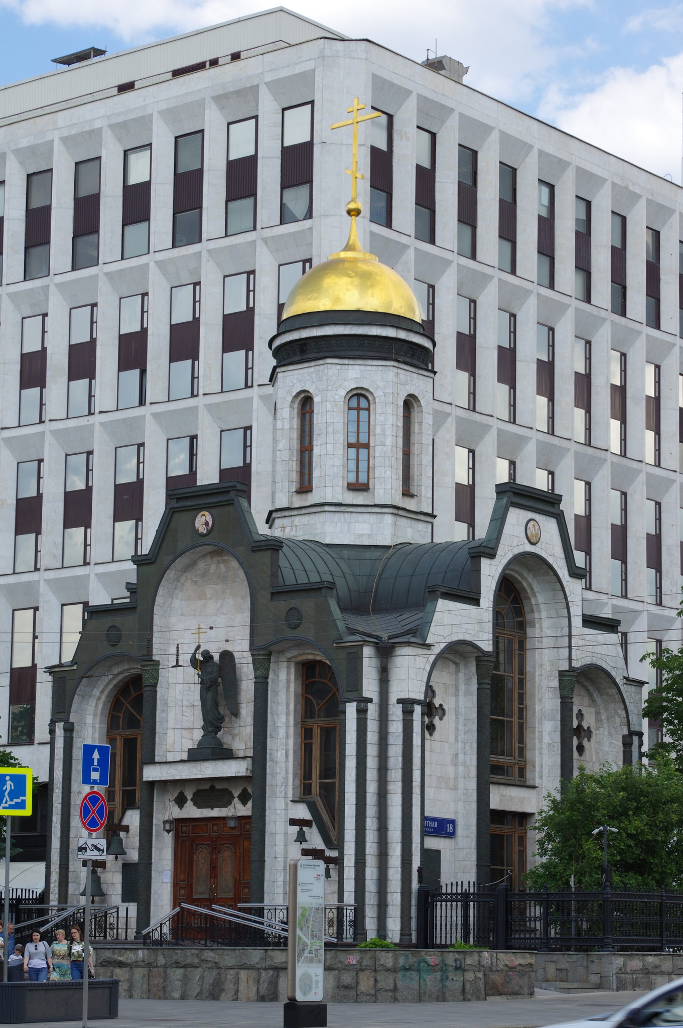 Храм-часовня Казанской иконы Божией Матери на Калужской площади (Житная улица, дом 18)