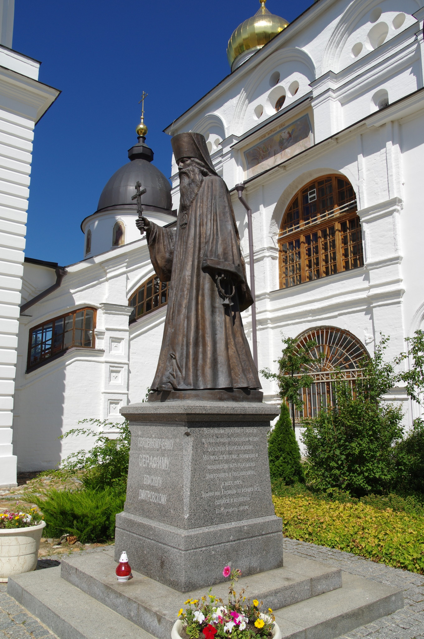 Памятник священномученику Серафиму, епископу Дмитровскому у стен собора Успения Пресвятой Богородицы