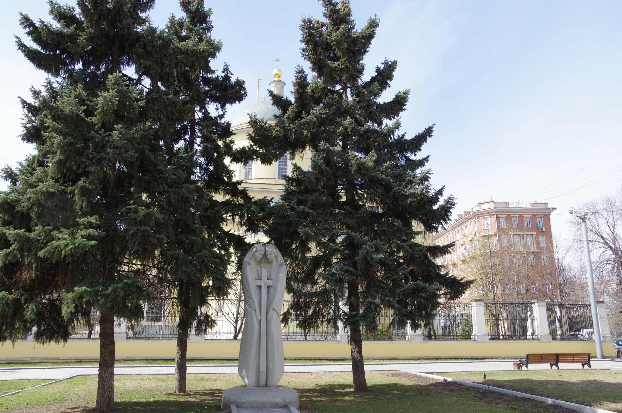 Памятник «Единый крест», посвящённый дружбе христианских народов Армении и России в сквере между Большой Никитской и Малой Никитской улицами