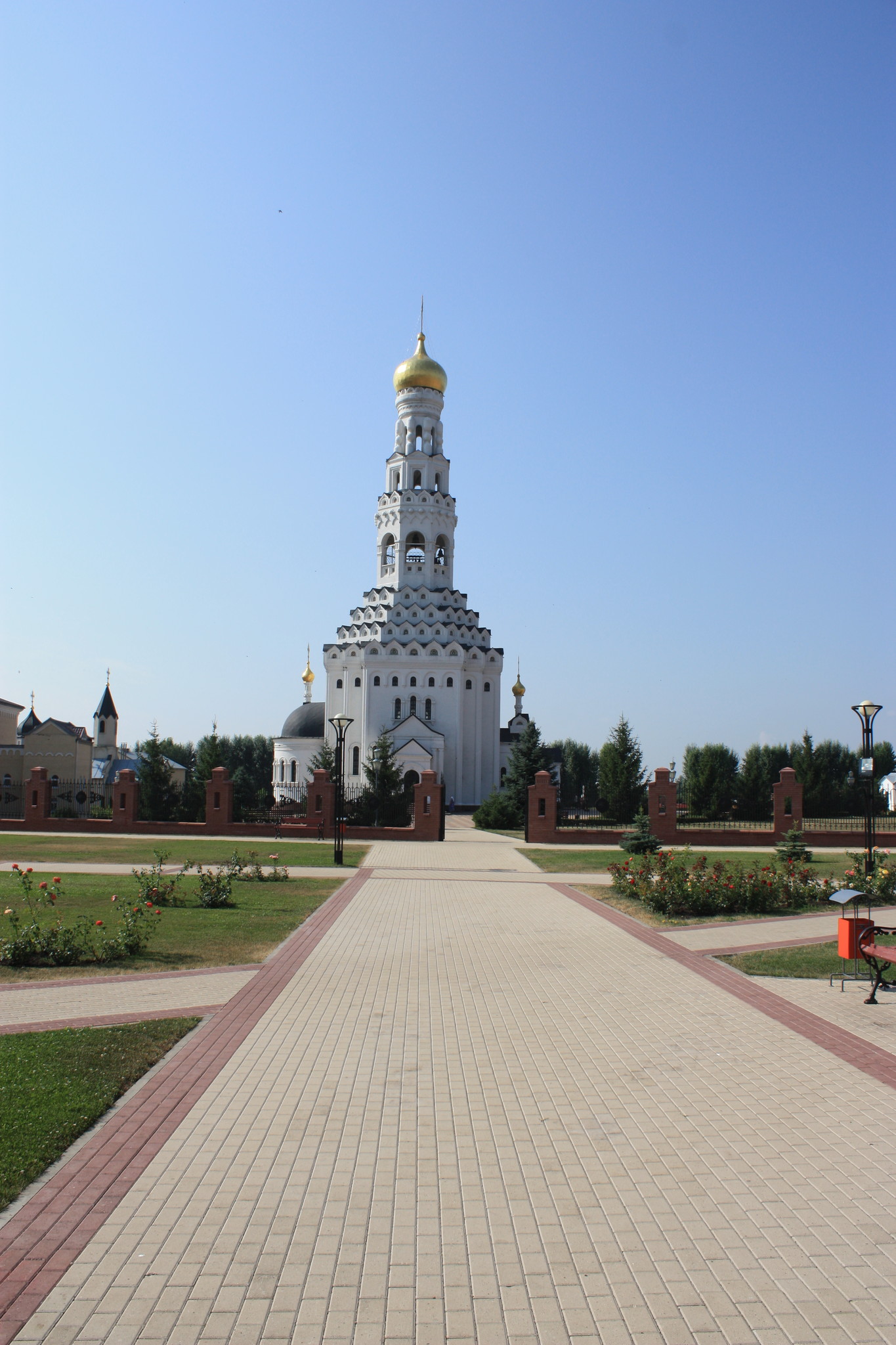 Храм Святых Апостолов Петра и Павла в память о погибших в танковом сражении под Прохоровкой