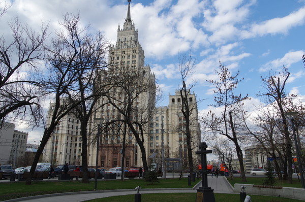 На этом месте находился Храм Трёх Святителей у Красных Ворот, что в Старых Огородниках. 11 октября 1814 года в этом храме крестили М.Ю. Лермонтова