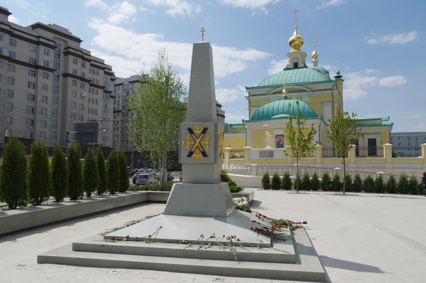 Обелиск в честь героев-преображенцев защищавших Отечество, возведённый на площади у храма Преображения Господня