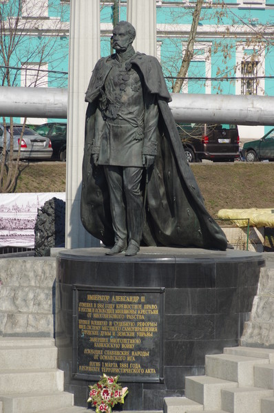 Памятник Александру II у Храма Христа Спасителя