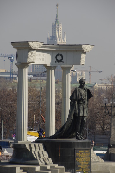 Памятник Александру II у Храма Христа Спасителя