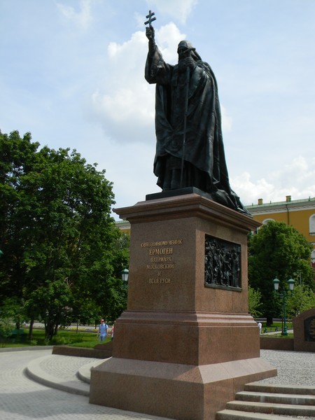 Памятник священномученику Ермогену, патриарху Московскому и всея России, в Александровском саду у стен Московского Кремля