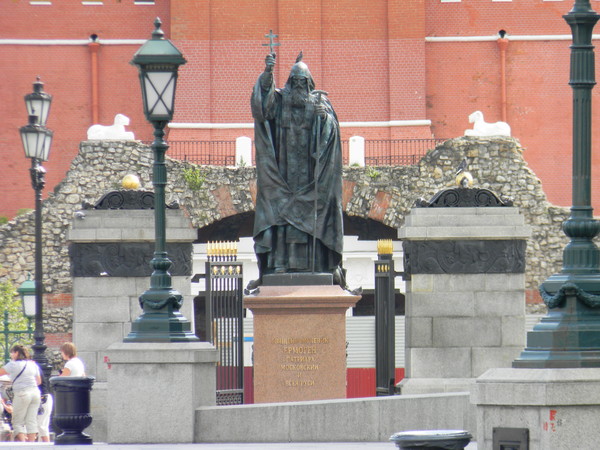 Памятник священномученику Ермогену, патриарху Московскому и всея России, в Александровском саду у стен Московского Кремля