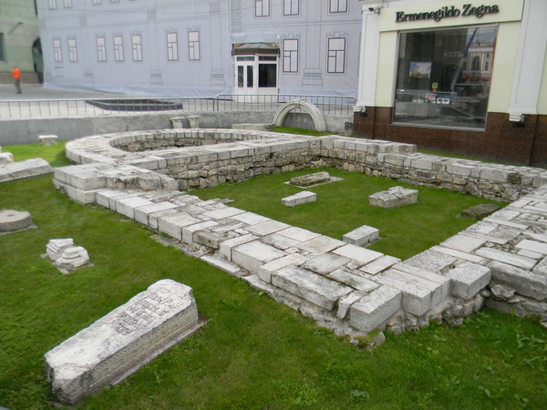 Белокаменное основание церкви св. Троицы «На Старых полях», 1565 г.
