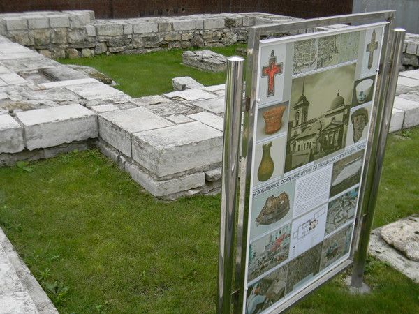 Белокаменное основание церкви св. Троицы «На Старых полях», 1565 г.