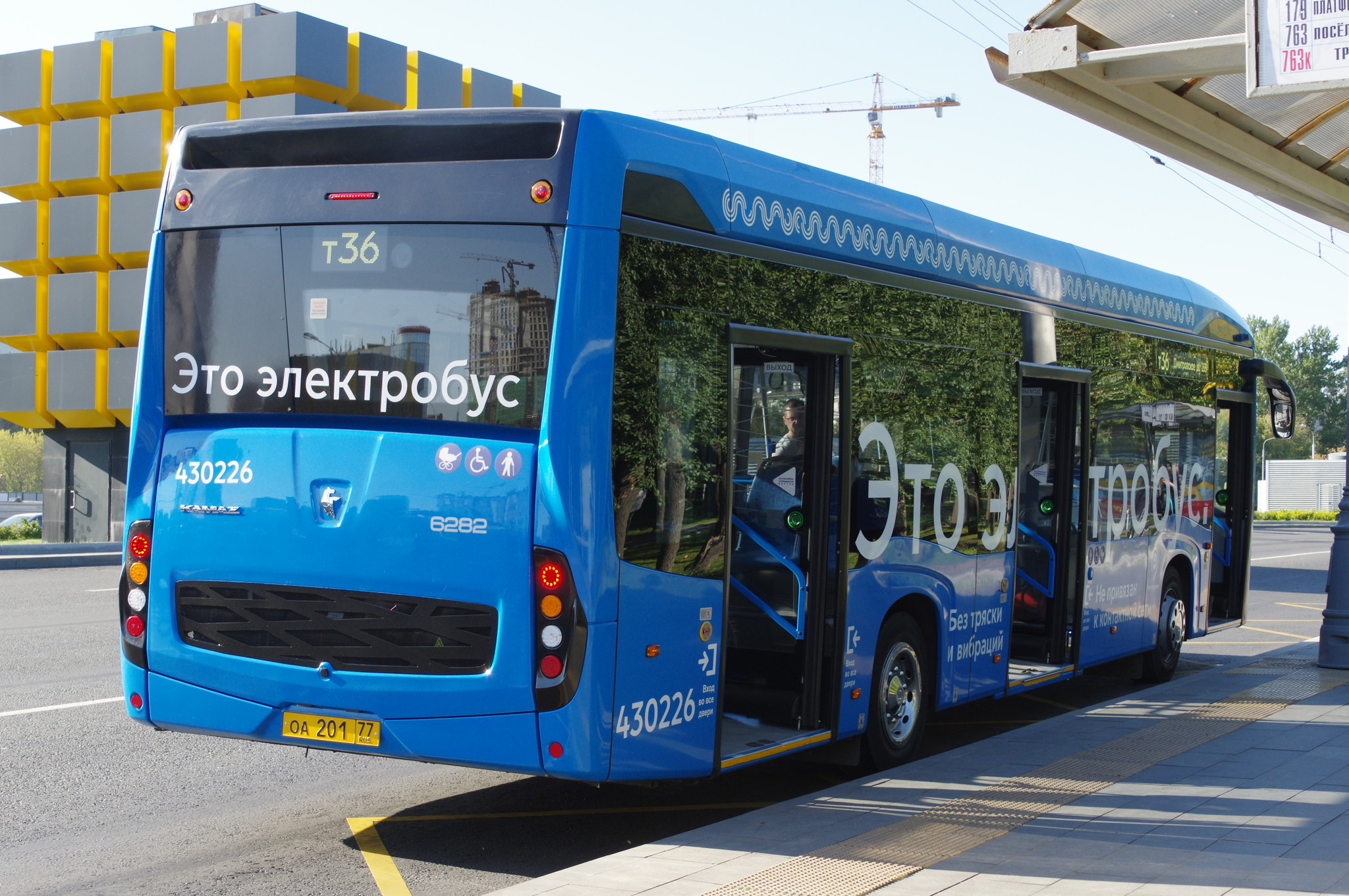 Электробус КамАЗ 6282 с б/н 430226 на Дмитровском шоссе. Маршрут № т36