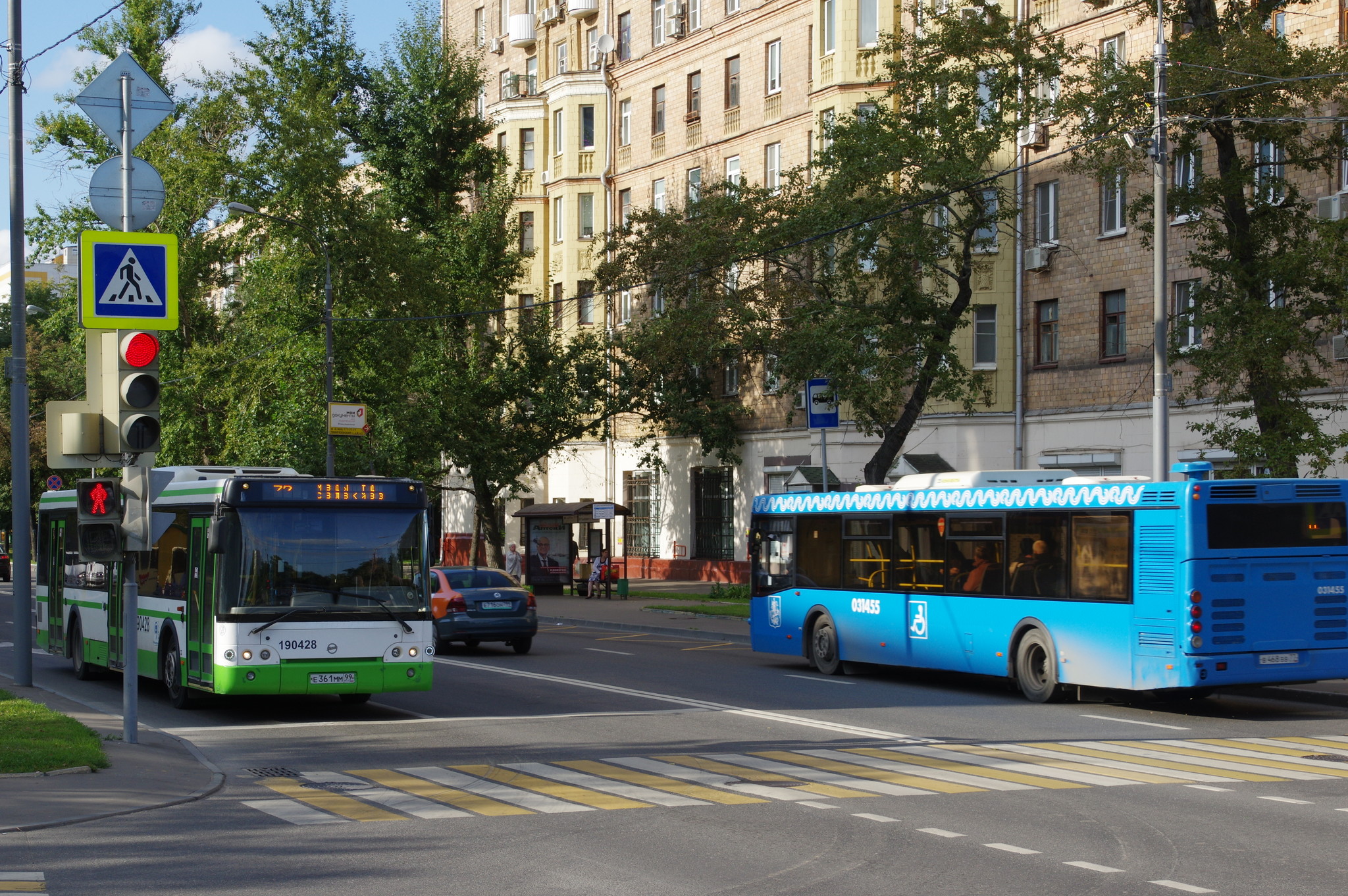 Автобус ЛиАЗ № 190428, госномер:Е 361 ММ 99 и автобус ЛиАЗ-5292.22 № 031455, госномер: В 468 ВВ 77 на Тимирязевской улице