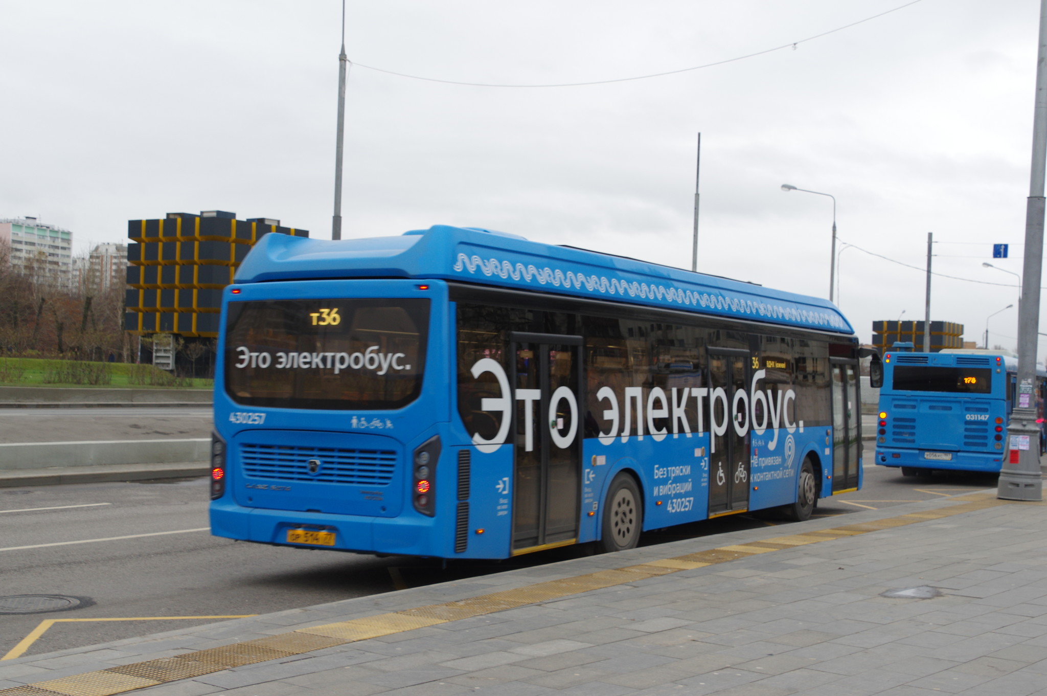 Остановка «Метро Селигерская». Электробус КамАЗ с б/н 430257 на маршруте № т36